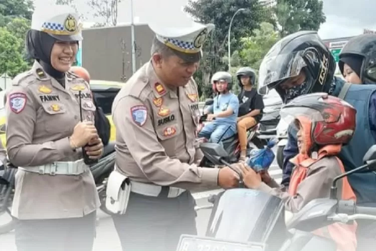 Satlantas Polresta Bogor Kota Polda Jabar menggelar aksi humanis dan simpatik dalam rangkaian kegiatan Operasi Lilin Lodaya 2024, (foto: humas)