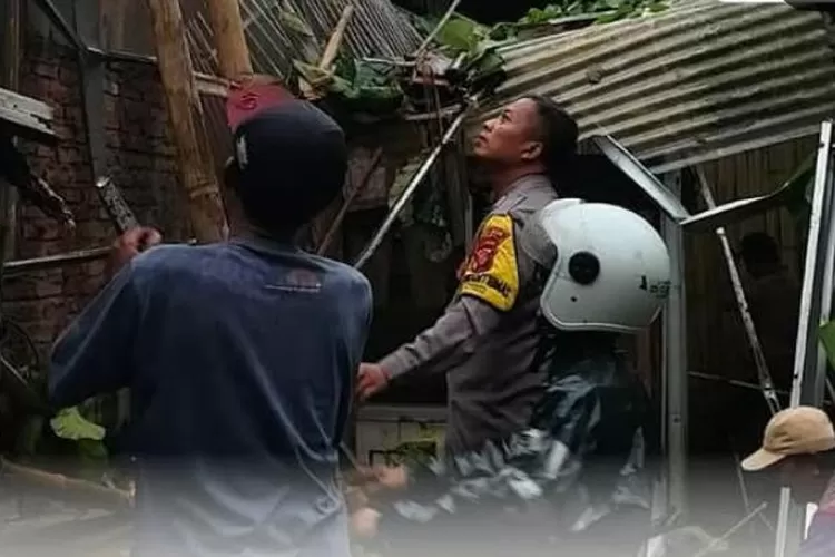 Aipda Badai Sahara Bhakti dan Aipda Pandji Purnama, langsung menuju lokasi untuk memberikan bantuan.(foto; humas)