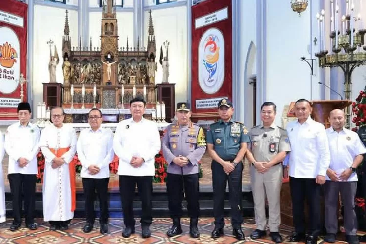 Kapolri Jenderal Polisi Drs. Listyo Sigit Prabowo bersama jajaran TNI dan pemerintah melakukan pengecekan kesiapan pengamanan misa malam Natal di Gereja Katedral Jakarta, (foto: humas).