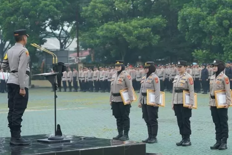 Kapolda Jawa Barat, Irjen Pol. Dr. Akhmad Wiyagus, S.I.K., M.Si., M.M., pimpin Upacara Hari Ibu yang ke-96 Tahun 2024 , (foto: humas).