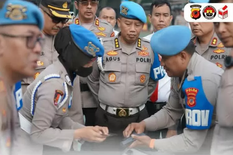Puluhan anggota Kepolisian Daerah Jawa Barat menjalani pemeriksaan senjata api yang dilakukan langsung oleh Ditpropam Polda Jawa Barat. (foto: humas).