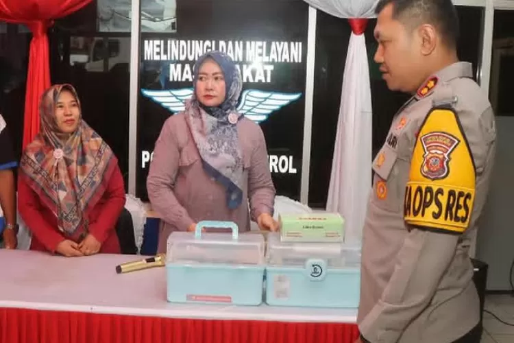 Kapolres Indramayu, AKBP Ari Setyawan Wibowo, S.H., S.I.K., M.Si., meninjau jalur arteri Pantura dan jalur tol serta memeriksa kesiapan Pos Pengamanan (Pos Pam) dan Pos Pelayanan (Pos Yan) dalam rangka Operasi Lilin Lodaya 2024 , (foto: humas).