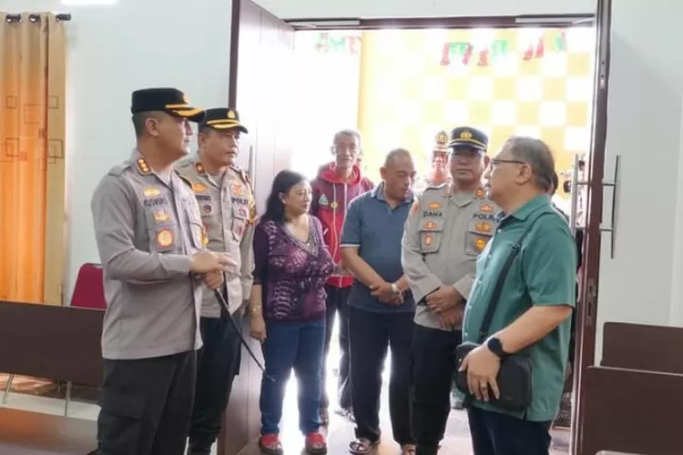 Kapolres Bandung, Kombes Pol Kusworo Wibowo, menjelaskan bahwa koordinasi intensif dilakukan bersama pengurus gereja terkait jadwal ibadah dan sterilisasi oleh tim Brimob. (foto: humas).