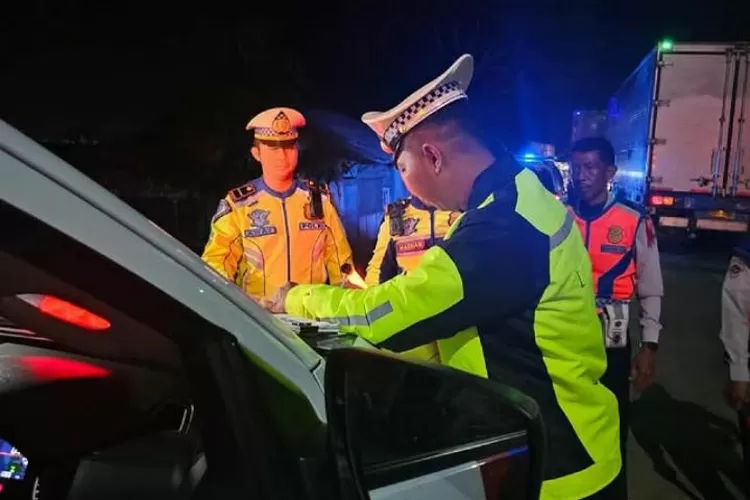 atuan Lalu Lintas (Satlantas) Polres Indramayu mengambil langkah tegas dengan menindak kendaraan bersumbu tiga yang melintas di Tol Cipali. (foto: humas).