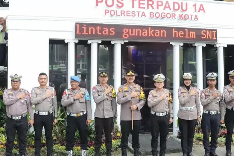 Kapolresta Bogor Kota Kombes Bismo Teguh Prakoso melakukan pengecekan Pos Pengamanan (Pospam) Terpadu di Terminal Baranangsiang Kota Bogor, Sabtu (21/12/2024). (foto: humas).