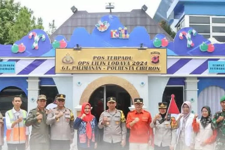  Kapolda Jawa Barat, Irjen Pol Dr. Akhmad Wiyagus, S.I.K., M.Si., M.M., didampingi Karo Ops Polda Jabar Kombes Pol. Drs. Budi Wasono, S.I.K., M.H. dan Karo Logistik Polda Jabar Kombes Pol. Asep Akbar Hikmana, S.I.K., M.H., mengunjungi Pos Terpadu Operasi Lilin Lodaya 2024 di GT Palimanan Tol Cipali,