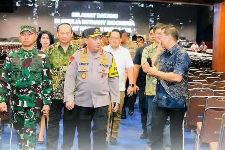 Kapolri Jenderal Polisi Drs. Listyo Sigit Prabowo, M.Si., bersama Panglima TNI Jenderal TNI Agus Subiyanto, S.E., M.Si., meninjau langsung Gereja Bethany Nginden di Surabaya, Jawa Timur., (foto: humas).
