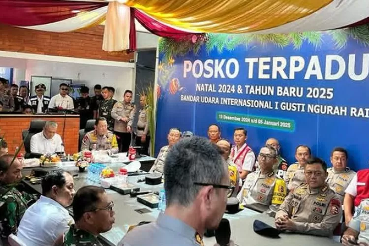 Kapolri Jenderal Polisi Drs. Listyo Sigit Prabowo, M.Si., menekankan pentingnya kesiapan standar operasional prosedur (SOP) penyelamatan di Pelabuhan Merak menjelang libur Natal dan Tahun Baru 2025 (Nataru). (foto: humas).