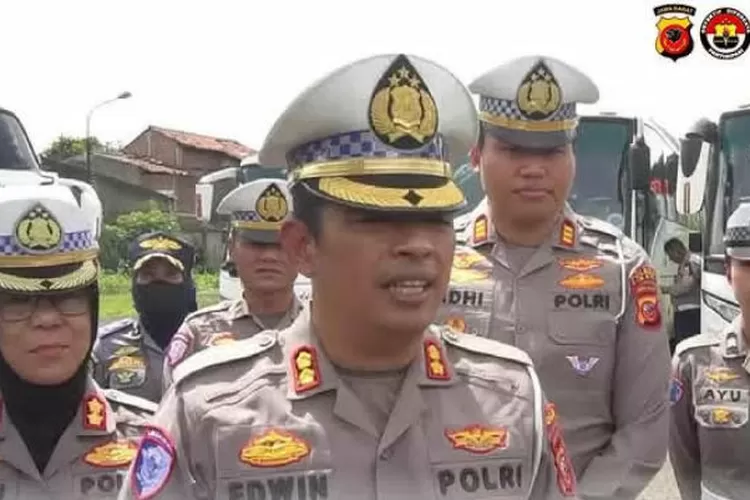 Polda Jawa Barat mengimbau masyarakat yang berencana mengunjungi tempat wisata selama libur Natal dan Tahun Baru (Nataru) 2025 untuk berhati-hati, terutama di jalur-jalur rawan kecelakaan. (foto: humas).