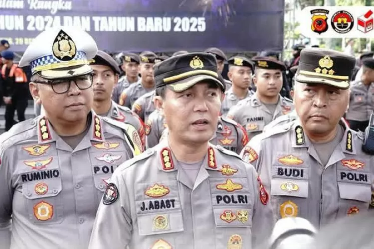 Polda Jawa Barat menerapkan berbagai rekayasa lalu lintas untuk mengatasi kepadatan kendaraan di jalur wisata Kawasan Puncak selama libur Natal dan Tahun Baru (Nataru) 2025. (foto: humas).