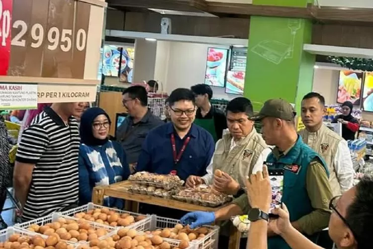 Satgas Pangan Polda Jawa Barat melakukan pengecekan langsung ke pasar tradisional dan modern di Kota Bandung pada Jumat (20/12/2024) untuk memastikan ketersediaan dan stabilitas harga bahan pokok menjelang Natal 2024 dan Tahun Baru 2025. (foto : humas).