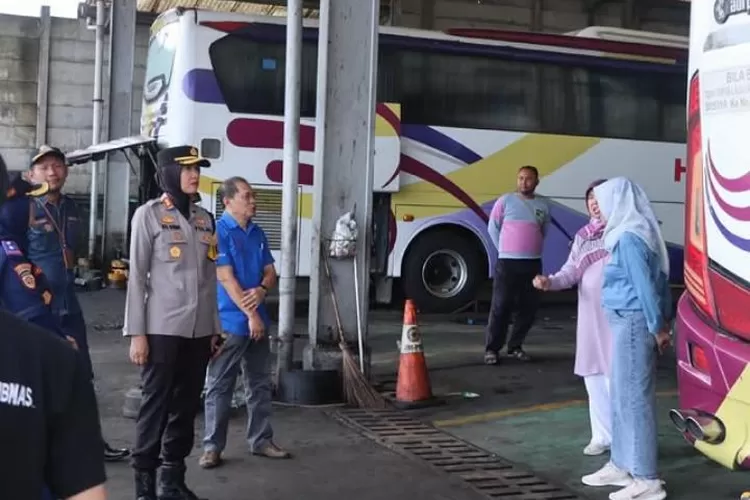 olres Sukabumi Kota bekerja sama dengan Kementerian Perhubungan Darat dan Dinas Kesehatan Kota Sukabumi melaksanakan ramp check di pool bus PO Hiba Putra Group Sukabumi, Jalan Raya Cemerlang Warudoyong,  (foto: humas).