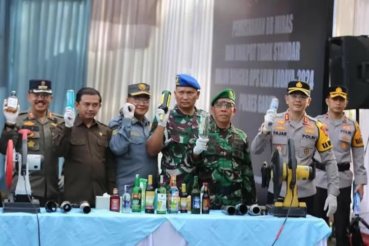 Polres Garut melaksanakan pemusnahan barang bukti hasil operasi Penyakit Masyarakat (Pekat) dan Operasi Kegiatan Rutin Yang Ditingkatkan (KRYD), (foto: humas).
