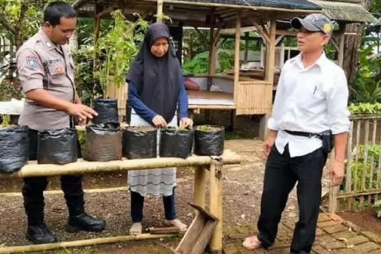 Polsek Cikoneng Polres Ciamis, Polda Jabar, mendukung program Asta Cita Presiden RI ke-8, H. Prabowo Subianto, dengan mendorong masyarakat memanfaatkan lahan kosong untuk ketahanan pangan., (foto: humas).