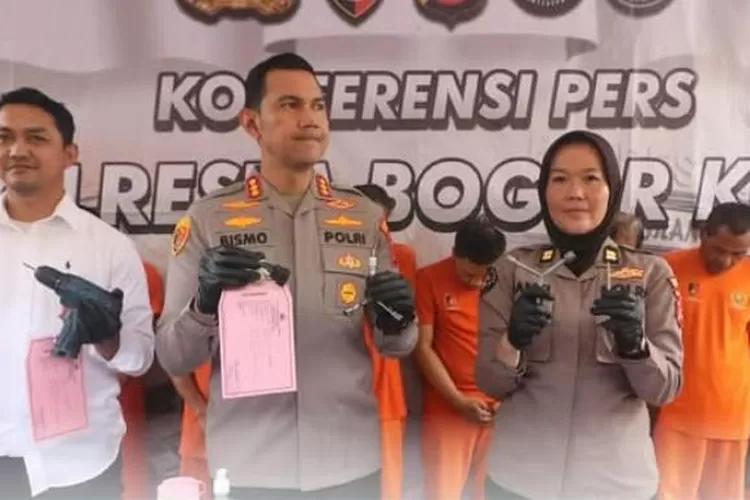 Sat Reskrim Polresta Bogor Kota berhasil menangkap sembilan tersangka komplotan pencurian kendaraan bermotor roda empat (curanmor) yang beraksi di wilayah Bogor, Sukabumi, dan Cianjur. (foto: humas).