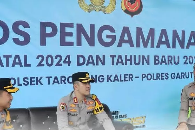 apolres Garut AKBP Mochamad Fajar Gemilang, S.I.K., M.H., M.I.K. melakukan pengecekan terhadap sejumlah Pos Pengamanan (Pos PAM) yang tersebar di berbagai lokasi strategis di Kabupaten Garut pada Senin (30/12/2024). (foto: humas).