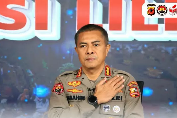 Kombes Pol Ibrahim Tompo, melaporkan situasi terkini pelaksanaan Operasi Lilin 2024 yang berlangsung untuk mengamankan perayaan Natal dan Tahun Baru. (foto: humas).