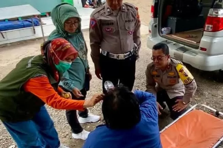 Kapolsek Cileunyi, Kompol Rizal Adam, bersama anggotanya dan Tim Posko Kesehatan Cileunyi bergerak cepat merespons laporan tersebut. Mereka mendatangi lokasi kejadian yang berjarak tak jauh dari pos pelayanan. (foto: humas).