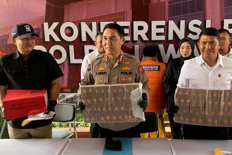 Libernesia.com - Polda Jawa Barat melalui Direktorat Reserse Kriminal Khusus berhasil mengungkap dugaan tindak pidana korupsi dalam proyek pembangunan lanjutan gedung D, F, dan G RSUD Al Ihsan, Baleendah, Kabupaten Bandung. Proyek yang menggunakan anggaran dari APBD Jawa Barat , (foto:humas)