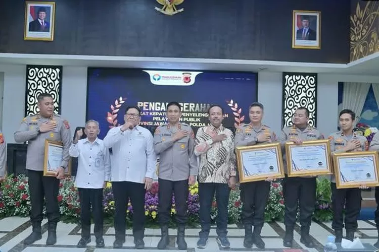Ombudsman Republik Indonesia beri predikat kepatuhan penyelenggaraan pelayanan publik Provinsi Jawa Barat tahun 2024, yang diselenggarakan di Aula Ditlantas Polda Jabar,  (foto: humas).