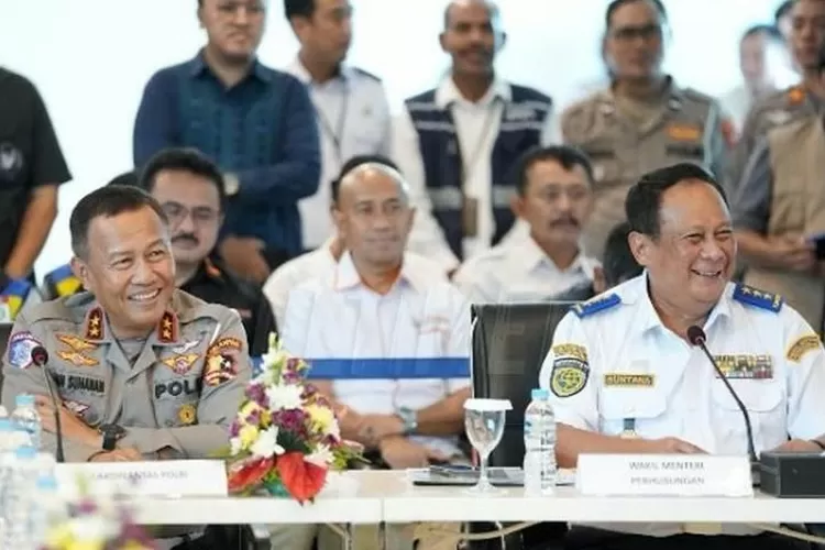 Kakorlantas Polri Irjen Pol. Dr. Drs. Aan Suhanan, M.Si., bersama Wakil Menteri Perhubungan (Wamenhub) Komjen Pol. (Purn) Suntana meninjau kesiapan jalur , (foto: humas).