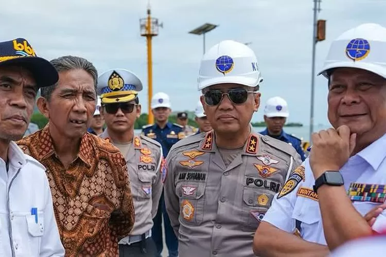 Kakorlantas Polri Irjen Pol. Dr. Drs. Aan Suhanan, M.Si., bersama Wakil Menteri Perhubungan (Wamenhub) Komjen Pol. (Purn) Suntana meninjau kesiapan jalur penyeberangan di Pelabuhan Bakauheni, (foto: humas).