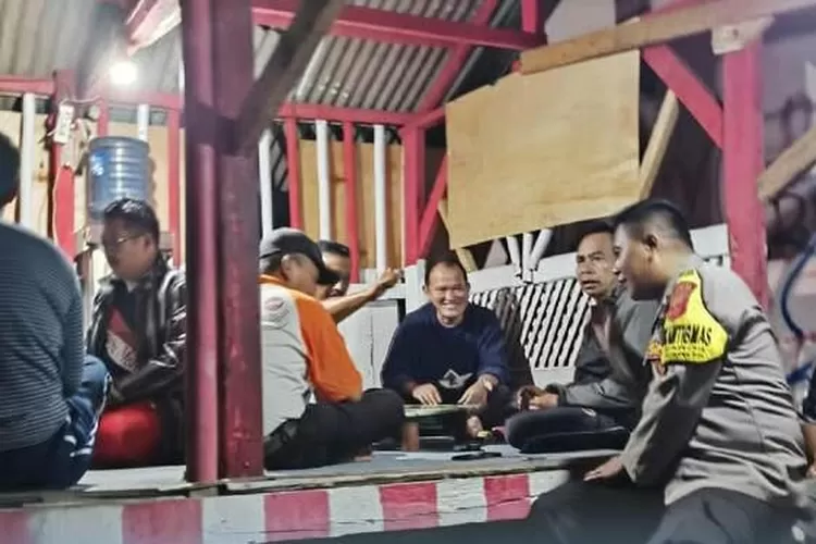 Dalam rangka menjaga stabilitas keamanan pasca Pilkada Serentak 2024, Aipda Puji M., Bhabinkamtibmas Kelurahan Baros, melakukan kontrol Poskamling di Kampung Ciwaringin, RW 05, Kelurahan Baros, Kecamatan Baros, Kota Sukabumi, (foto:humas).