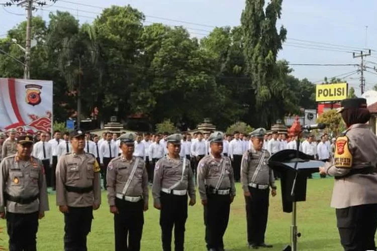 Kapolresta Cirebon, Kombes Pol Sumarni, S.I.K, S.H, M.H, memimpin Apel Jam Pimpinan dan Pemberian Penghargaan Kepada Personil Berprestasi yang bertempat di Lapangan Apel Mapolresta Cirebon, (foto: humas),