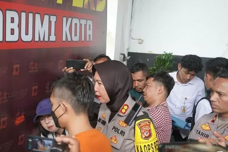 Polres Sukabumi Kota menetapkan MA (31 tahun), mantan Sekdes (Sekertaris Desa) Cikahuripan Kecamatan Kadudampit Sukabumi sebagai tersangka kasus tindak pidana korupsi penyalahgunaan Dana Desa , (foto: humas).
