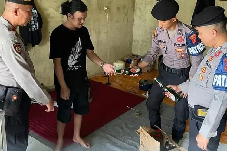 Dalam rangka menciptakan situasi yang kondusif menjelang perayaan Natal dan Tahun Baru, Sat Samapta Polres Majalengka menggelar Operasi Penyakit Masyarakat (Pekat) dengan fokus pada pemberantasan peredaran minuman keras (miras) ilegal di wilayah hukum Polres Majalengka. (foto: humas).