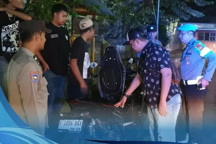 Untuk menjaga situasi keamanan dan ketertiban masyarakat (kamtibmas) pasca Pilkada serta menjelang Natal dan Tahun Baru, Polsek Haurgeulis kembali menggelar patroli malam, Jumat (13/12/2024). (foto: humas).