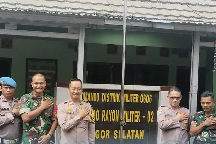 Kapolsek Bogor Selatan, AKP Maman Firmansah, S.H., beserta jajarannya mengunjungi Mako Koramil 0602 Bogor Selatan untuk mempererat silaturahmi dan sinergitas TNI-Polri.(foto: humas).