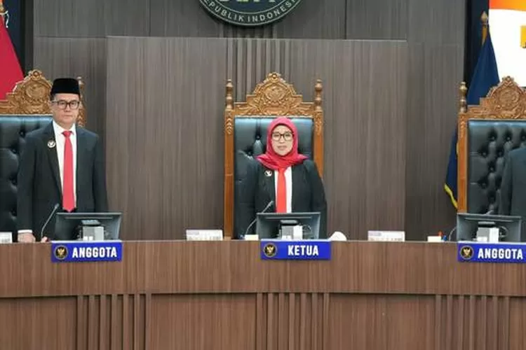 Dewan Kehormatan Penyelenggara Pemilu (DKPP) menjatuhkan sanksi Peringatan Keras Terakhir kepada Ketua KPU Kabupaten Bone Yusran Tajuddin dalam sidang pembacaan putusan terhadap delapan perkara dugaan pelanggaran Kode Etik , (foto: DKPP).