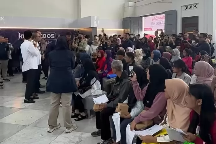 Penyaluran bansos BLT Kesra di kantor Pos Indonesia. Walaupun sudah akhir Desember, proses penyaluran masih berjalan untuk 7 juta KPM yang tersisa. (Tangkap layar video Instagram.com/@kemensosri)