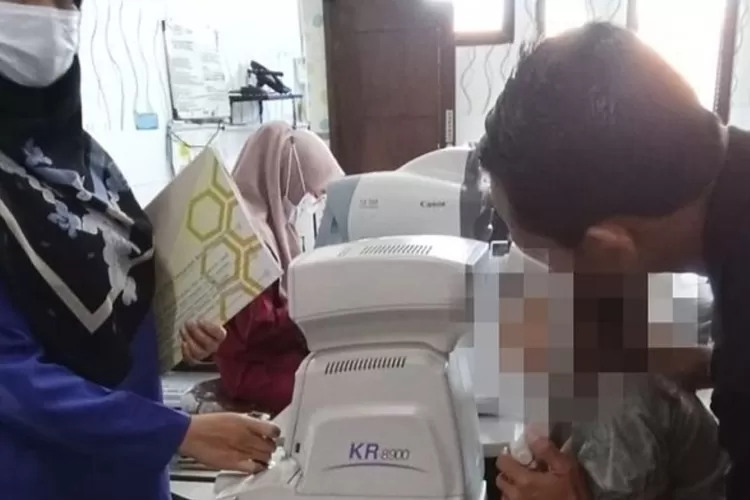 Pemeriksaan mata siswi SD di Gresik yang dicolok tusukan bakso hingga buta  (Tangkapan layar Instagram @infogresik)