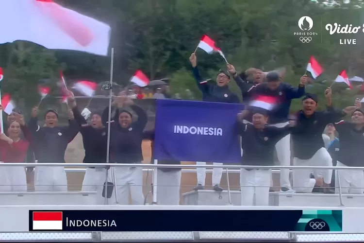 Hadiri Opening Ceremony Olimpiade Paris 2024, Prabowo Lambaikan Tangan