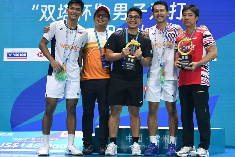 Fajar Alfian/Muhammad Shohibul Fikri menutup pertandingan dengan skor 21-15, 21-14 dalam waktu 35 menit  (Twitter @INABadminton)