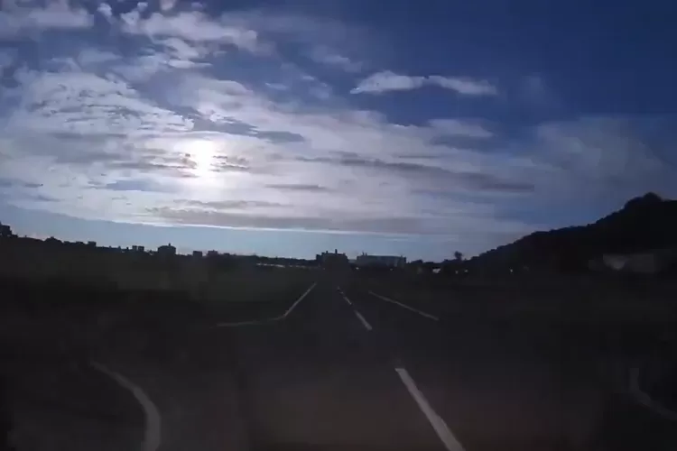 Sebuah bola api besar melaju cepat di langit Jepang  (Tangkapan layar Twitter @OhayoMybrother)