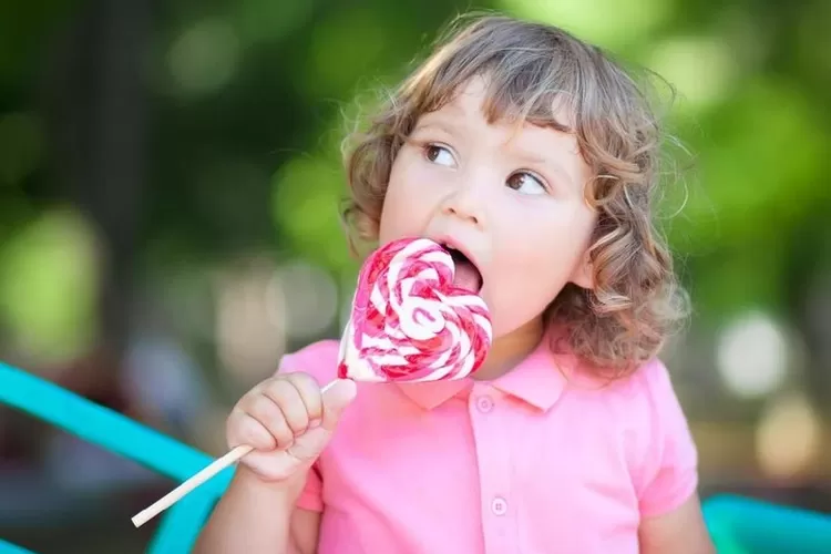 Ilustrasi anak makan gula-gula. Foto: Istimewa