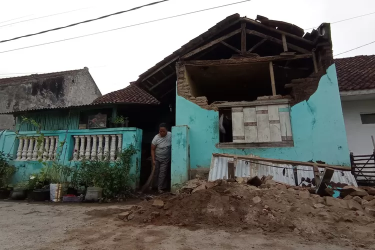 Rumah Sutisna warga Awipari Kulon RT 03/ RW 07 Kelurahan Awipari, Kecamatan Cibeureum ambruk akibat gempa.