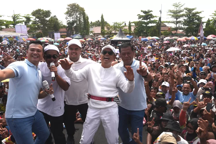 Dedi Mulyadi saat meghadiri acara Pesta Rakyat dan Senam Sehat di Lapangan Kasokandel, Kabupaten Majalengka, Minggu (13/10/2024).