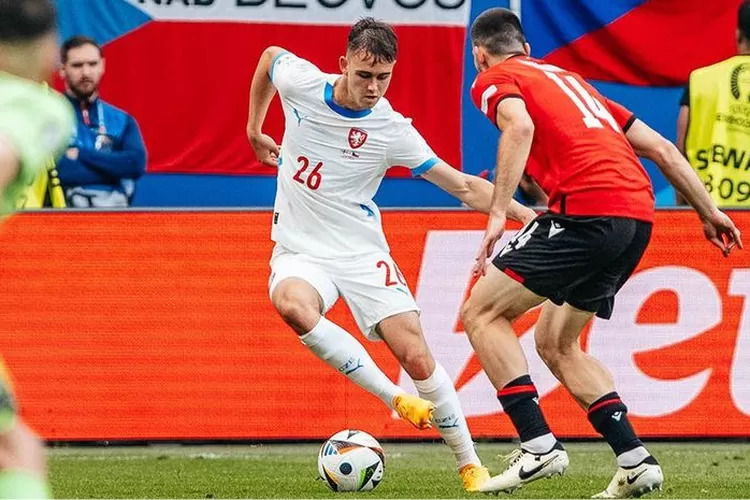 Foto pertandingan sengit yang terjadi antara Georgia vs Republik Ceko di babak 2 Grup F Euro 2024 (Instagram @ceskarepre)