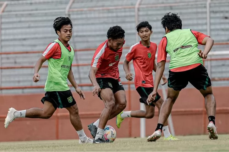 Foto latihan internal yang dilakukan para pemain Persebaya Surabaya di bawah arahan pelatih Paul Munster (Foto/Instagram @officialpersebaya)