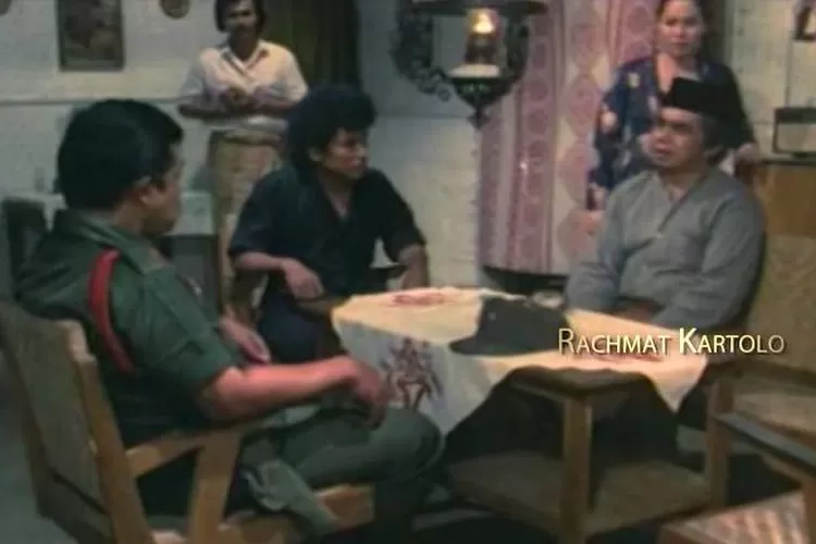 Salah satu adegan di film Operasi Trisula, aktor Rahmat Kartolo (peci) (ist)
