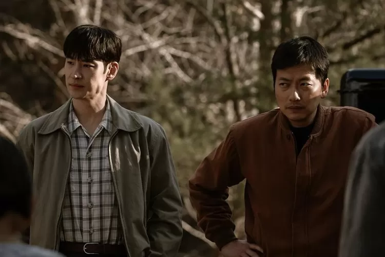 Lee Je Hoon dan Lee Dong Hwi dalam Chief Detective 1958 Episode 4 (Soompi)