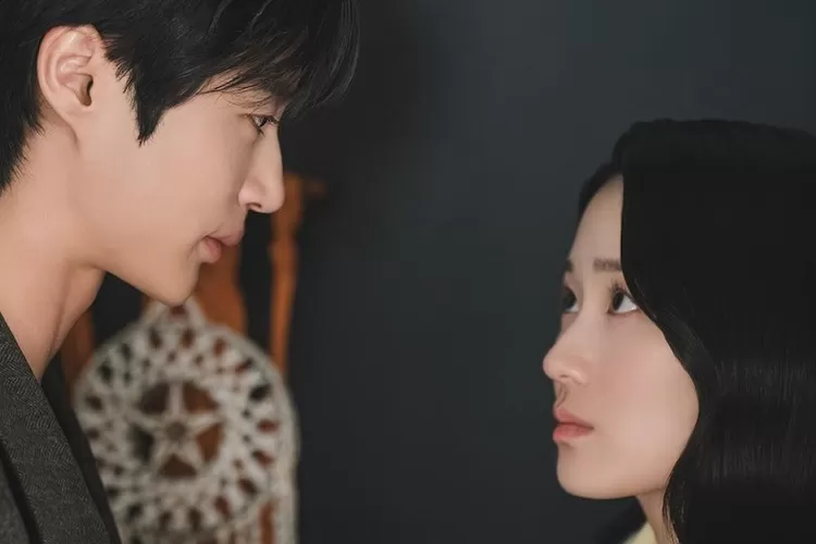 Link Streaming Lovely Runner Episode 8 Sub Indo.  (Soompi)