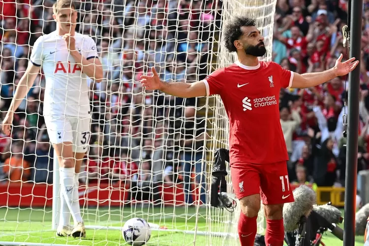 Mohamed Salah usai mencetak gol ke gawang Tottenham Hotspur. (Sportmole,)