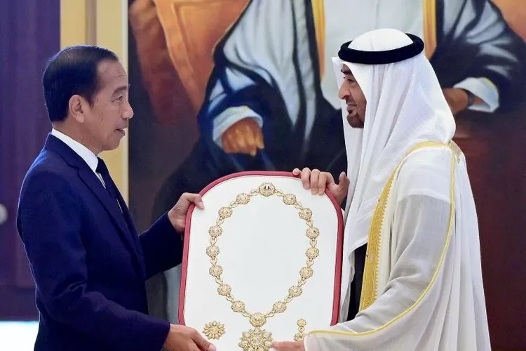 Presiden Jokowi menerima penghargaan Order of Zayed dari Presiden MBZ, mengukuhkan hubungan erat Indonesia dengan PEA. (Biro Pers Sekretariat Presiden/pri / HukamaNews.com)