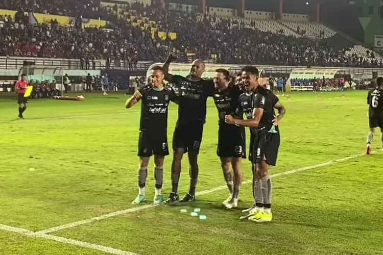 Pemain Persib Bandung merayakan gol saat pertandingan melawan PSBS. (Sumber: instagram @liga1match)