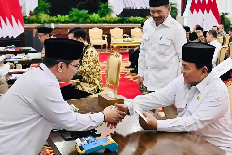 Momen Presiden PRabowo dan Wapres Gibran membayarkan zakat fitrah. (Baznas)